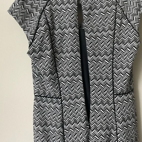 White House Black Market Chevron Striped Cowl Neck Sheath Dress Cap Sleeve Sz 10 - Picture 5 of 6